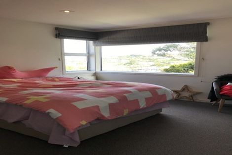 Photo of property in 11b Pinkerton Grove, Newlands, Wellington, 6037