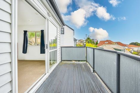 Photo of property in 1a Highgrove Lane, Totara Vale, Auckland, 0632
