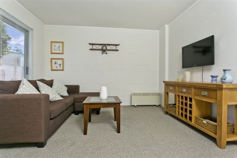 Photo of property in 2/52 Sunnynook Road, Sunnynook, Auckland, 0620