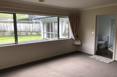 Photo of property in 5 Yarnbrook Grove, Churton Park, Wellington, 6037
