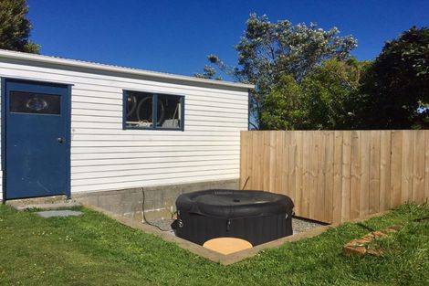 Photo of property in 49 Cotswold Crescent, Newlands, Wellington, 6037