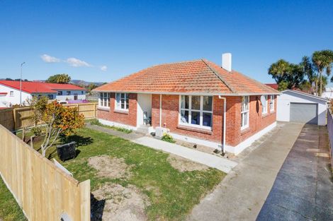 Photo of property in 27 Crewe Crescent, Hokowhitu, Palmerston North, 4410