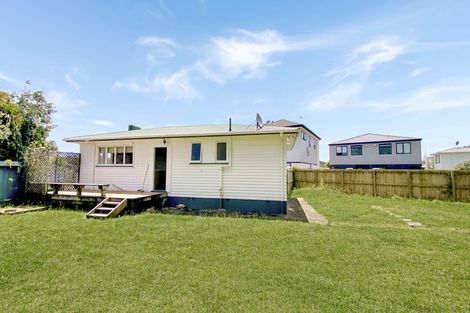Photo of property in 6 Hughdene Place, Henderson, Auckland, 0610