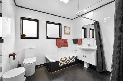 Photo of property in 14 Winstone Place, Highlands Park, New Plymouth, 4312