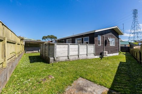 Photo of property in 2a Colchester Crescent, Newlands, Wellington, 6037