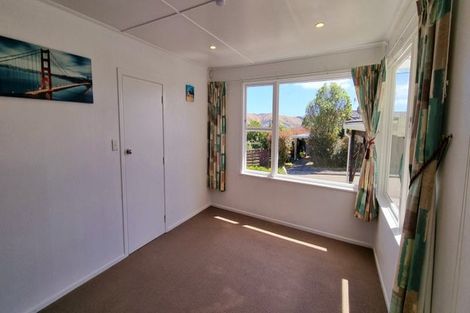 Photo of property in 4 Beverley Grove, Paparangi, Wellington, 6037