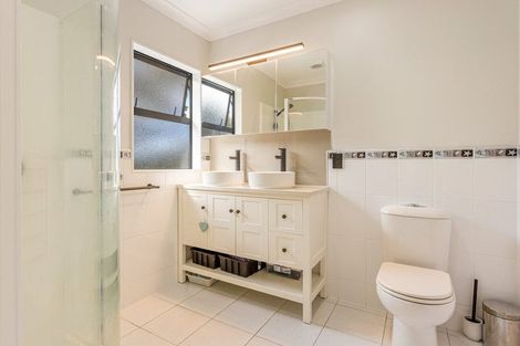 Photo of property in 12 Greenwoods Close, Titirangi, Auckland, 0604