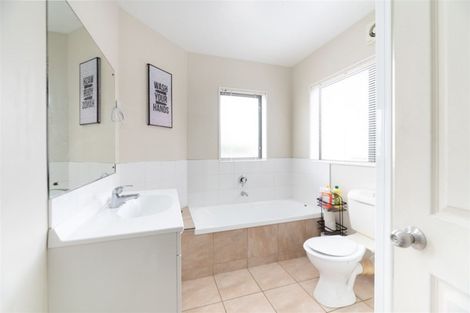 Photo of property in 10 Whitbourne Heights, Manurewa, Auckland, 2105