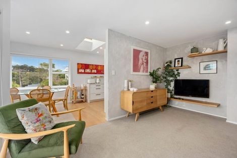 Photo of property in 70 Selwyn Crescent, Forrest Hill, Auckland, 0620