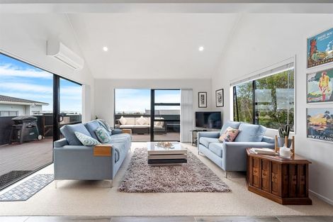 Photo of property in 52 Waiora Road, Stanmore Bay, Whangaparaoa, 0932