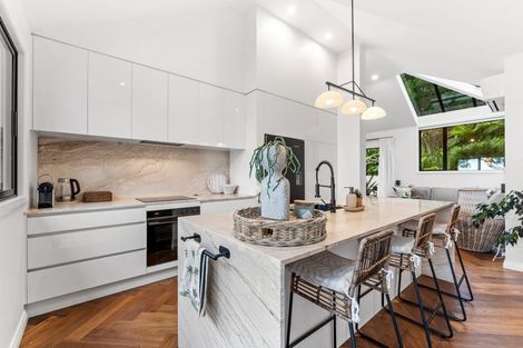 Photo of property in 10 Zita Avenue, Matakatia, Whangaparaoa, 0930