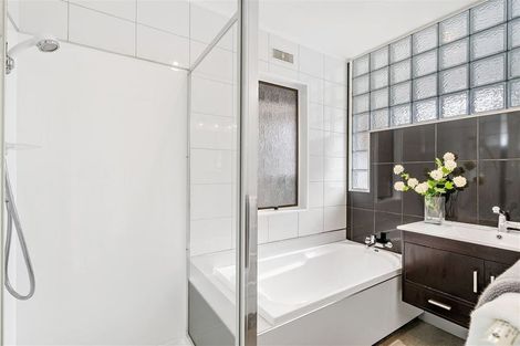 Photo of property in 17 Noeleen Street, Glenfield, Auckland, 0629
