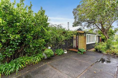 Photo of property in 20 Harrybrook Road, Green Bay, Auckland, 0604