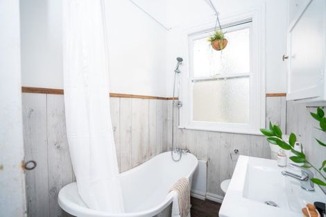 Photo of property in 58 Fairview Crescent, Kelburn, Wellington, 6012