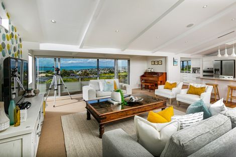 Photo of property in 25 Parr Terrace, Castor Bay, Auckland, 0620