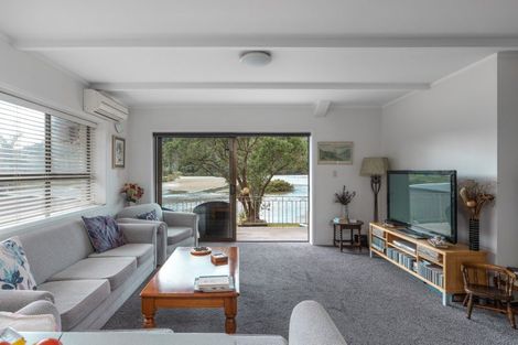 Photo of property in 6 Waiwera Road, Waiwera, Orewa, 0994