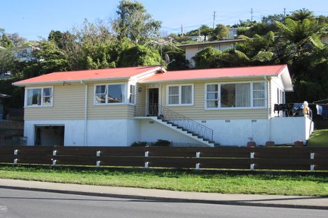 Photo of property in 141 Newlands Road, Newlands, Wellington, 6037