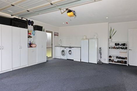 Photo of property in 22 Graven Court, Henderson, Auckland, 0612
