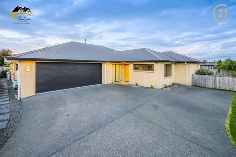 Photo of property in 32 Ripple Grove, Waiuku, 2123