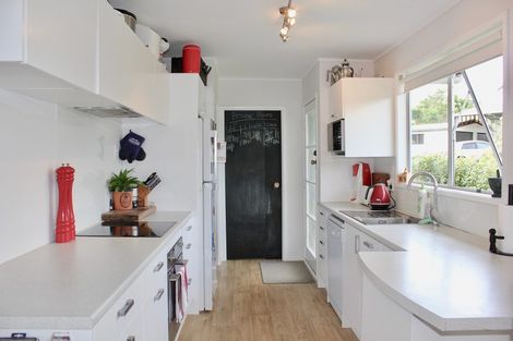 Photo of property in 58 Taipari Road, Te Atatu Peninsula, Auckland, 0610