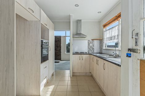 Photo of property in 2 Coburg Street, Henderson, Auckland, 0612