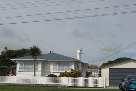 Photo of property in 25 High Street West, Waitara, 4320