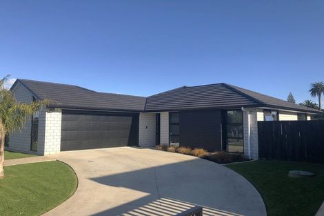 Photo of property in 31 Tahuna Minhinnick Drive, Glenbrook, 2681