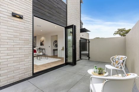 Photo of property in 1 The Crest, Sunnyhills, 2010