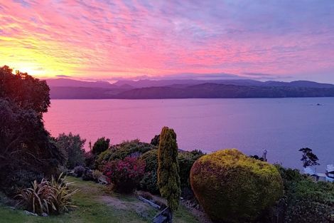 Photo of property in 70 Nevay Road, Karaka Bays, Wellington, 6022