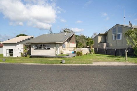 Photo of property in 144 Karewa Parade, Papamoa Beach, Papamoa, 3118