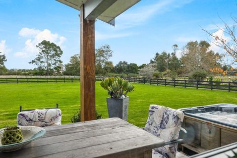 Photo of property in 124 Boord Crescent, Kumeu, 0891