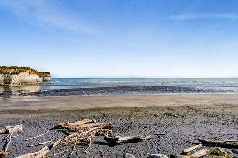Photo of property in 18 Third Avenue, Urenui, 4377