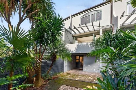 Photo of property in 5/1 Hillcrest Avenue, Hillcrest, Auckland, 0627