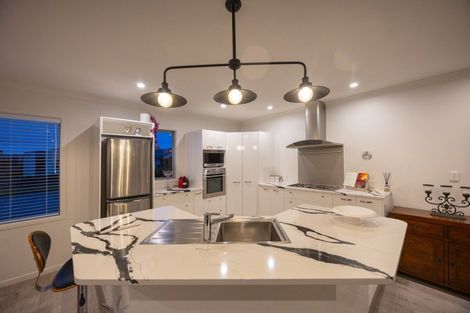 Photo of property in 100 Ruapehu Drive, Fitzherbert, Palmerston North, 4410