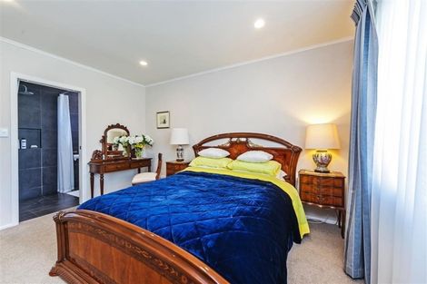 Photo of property in 6 Maunder Place, New Lynn, Auckland, 0600