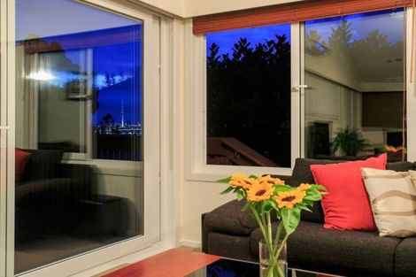 Photo of property in 2/10a Wernham Place, Northcote, Auckland, 0626