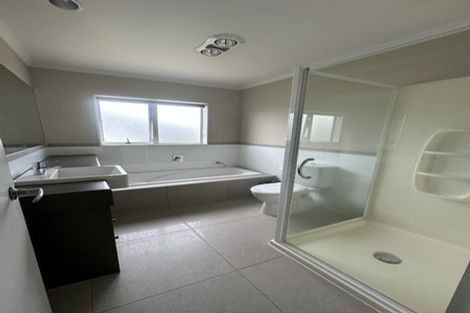 Photo of property in 4 Lorenzo Way, Flat Bush, Auckland, 2016