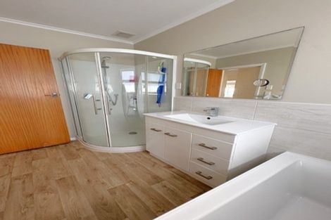 Photo of property in 5 Oakleigh Street, Maungaraki, Lower Hutt, 5010