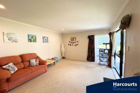 Photo of property in 20 Reybert Place, Massey, Auckland, 0614