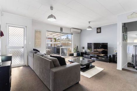 Photo of property in 2/25 Buller Crescent, Manurewa, Auckland, 2102