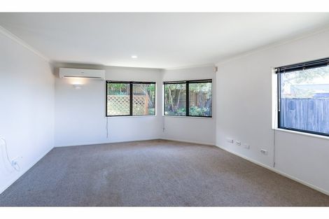 Photo of property in 4 Cloghan Close, Massey, Auckland, 0614