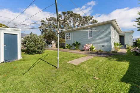 Photo of property in 27 Old Lake Road, Narrow Neck, Auckland, 0624