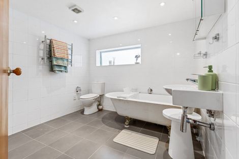 Photo of property in 27 Hebron Road, Waiake, Auckland, 0630