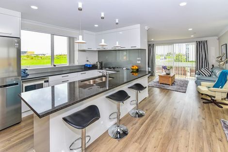 Photo of property in 16 Soaring Bird Drive, Takanini, 2112