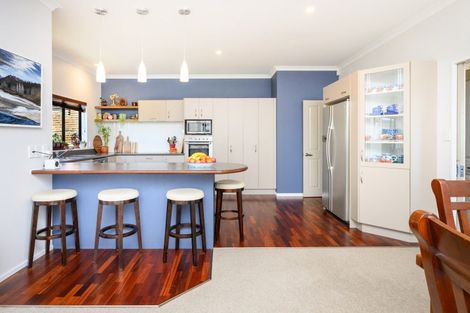 Photo of property in 48 Johnstone Drive, Fitzherbert, Palmerston North, 4410