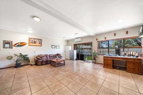 Photo of property in 46a Farquhar Road, Glendene, Auckland, 0602