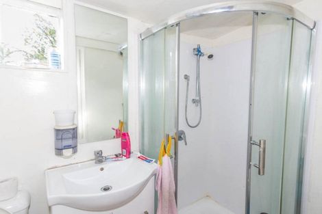 Photo of property in 4 Coburg Street, Henderson, Auckland, 0612