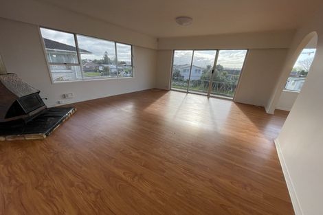 Photo of property in 10 Bodi Place, Te Atatu South, Auckland, 0610
