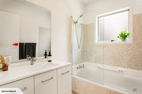 Photo of property in 3a/2 Kirrie Avenue, Te Atatu South, Auckland, 0610