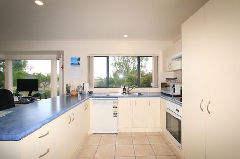 Photo of property in 40 Semillon Avenue, Henderson, Auckland, 0612